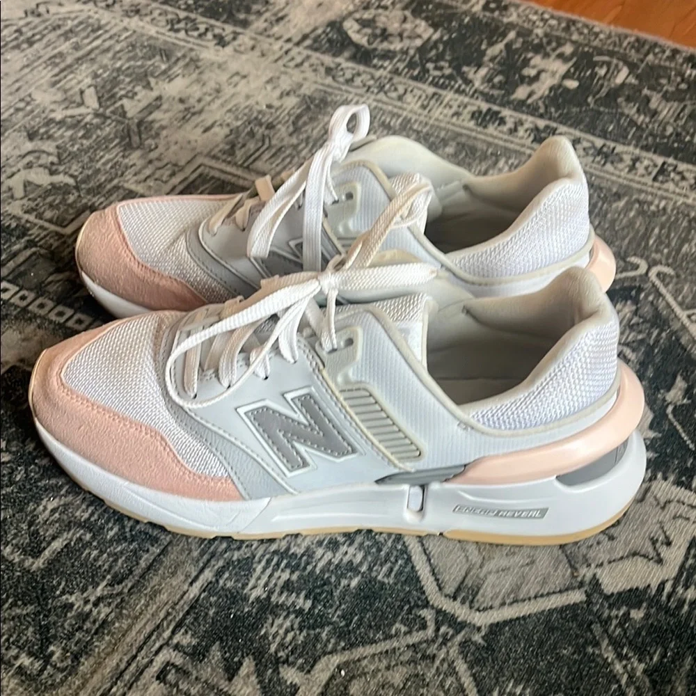 New Balance Women'997 'White Grey Pink' White and Pink Sneakers Size 7.5
